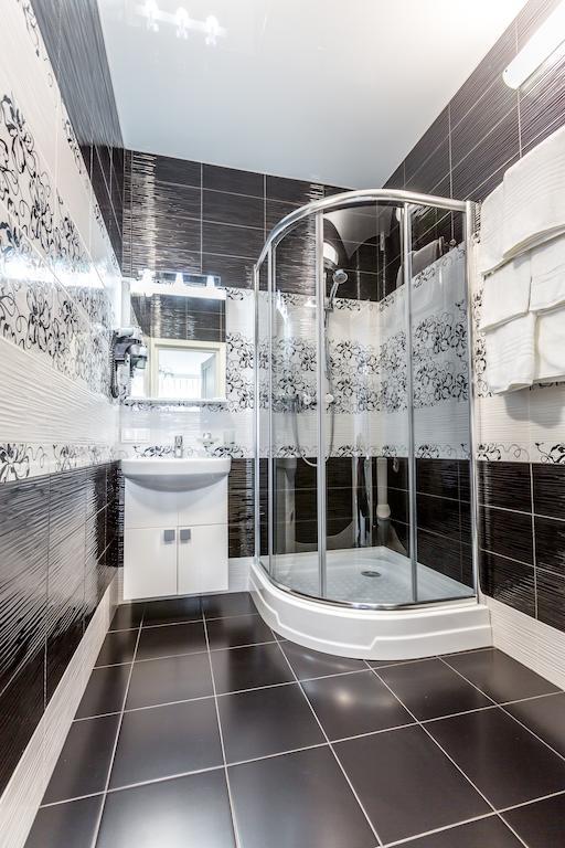Hotel Premier Kamjanske Exteriör bild