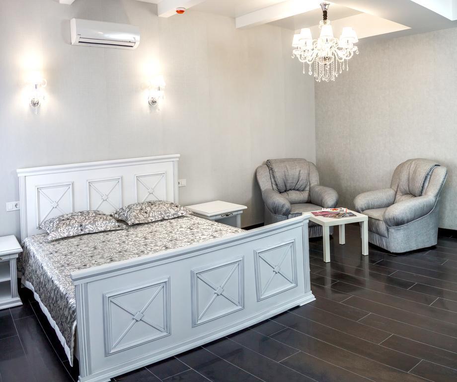 Hotel Premier Kamjanske Exteriör bild